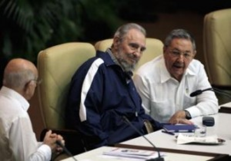 Fidel_Castro_asiste_Congreso_Partido_Comunista-300x210