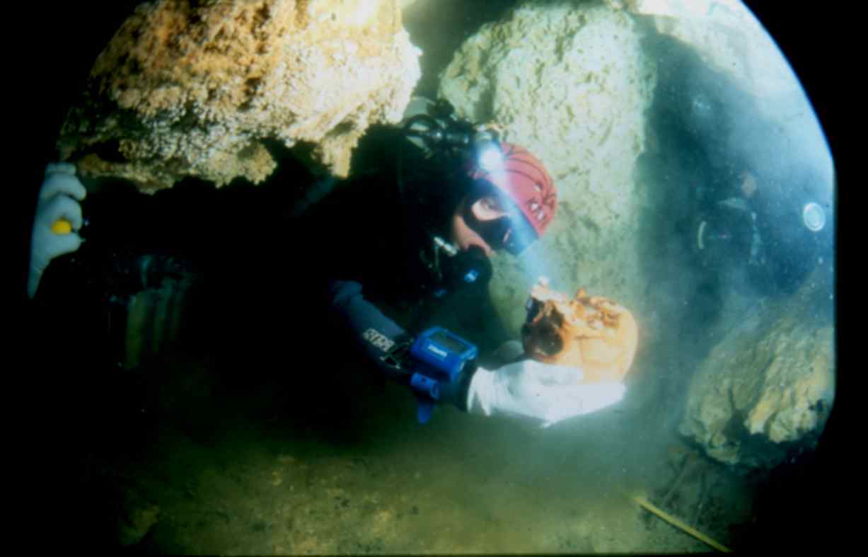 Вертикальная пещера затоплена водой можно найти уровень. Аквалангист нашел сокровища. Останки дайверов в пещере Египет. Затопленная пещера в Геншине. Дайверы ищут сокровища.
