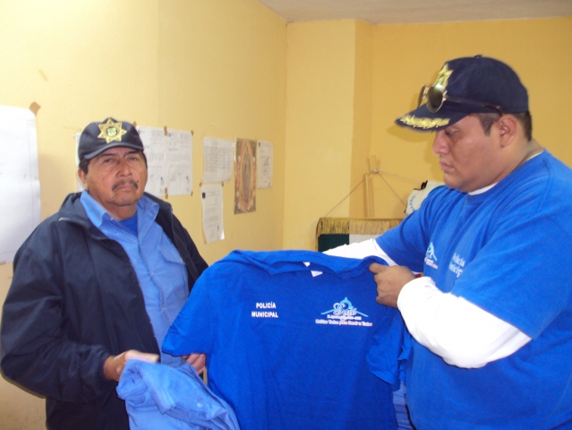 entrega_de_uniformes_a_policias