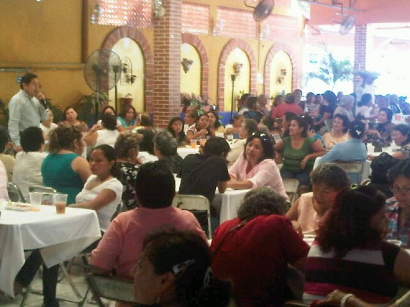 Edgar_Ramirez_en_comida_con_mujeres_panistas