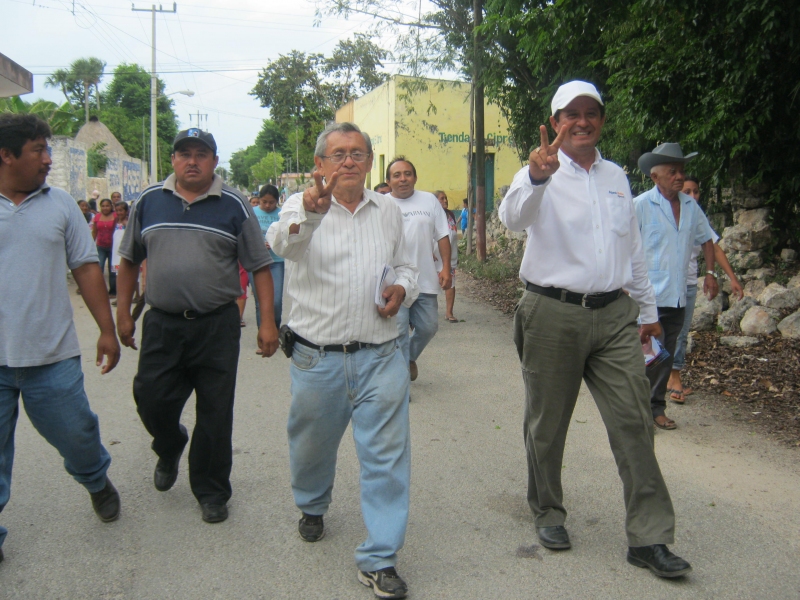 Edgardo_camina_Sotuta