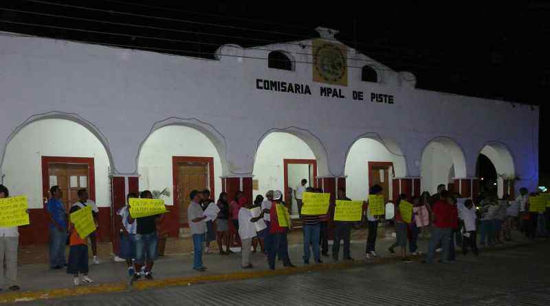 Más de doscientos artesanos se reunieron a las puertas del palacio de Pisté para protestar en contra del Gobierno del Estado y el INAH por realizar el concierto y por la compra de Chichén.